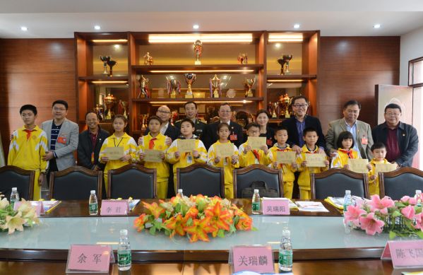 党代表向10名困难学生代表现场派发“助学金”.JPG