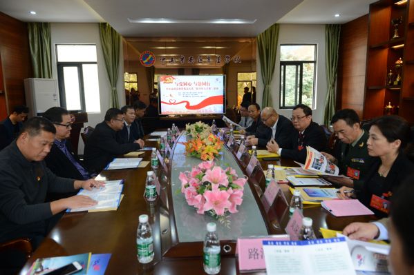 党代表一行就学校当前普法教育现状展开座谈.JPG