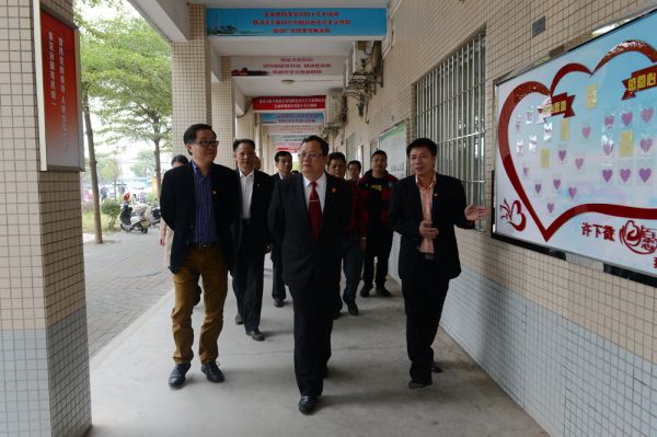 调研组首先检查社区环境、参观党的十九大宣传栏.JPG