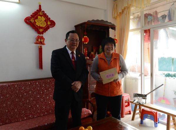 座谈会结束后潘院长走访和慰问广丰社区的老党员.JPG