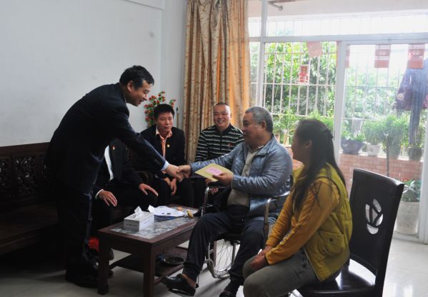 黄桂全主任走访和慰问广丰社区的困难群众.JPG