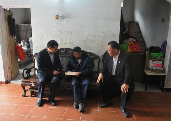 黄桂全主任走访和慰问广丰社区的老党员.JPG