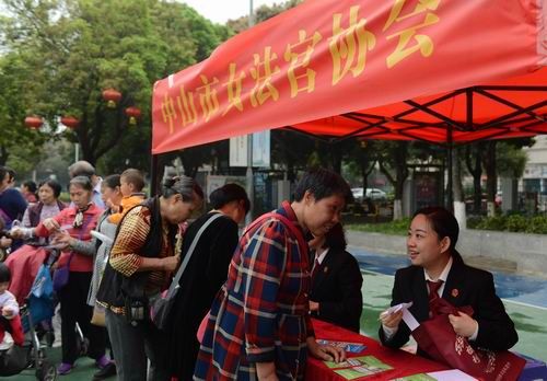 法官们向社区居民解答法律问题.JPG