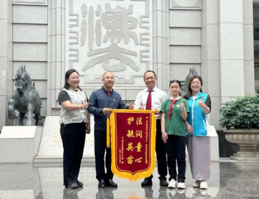 脱下法袍，他带同学们在春天种下